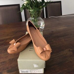 Ted Baker  Size 8 1/2  beige bow flats